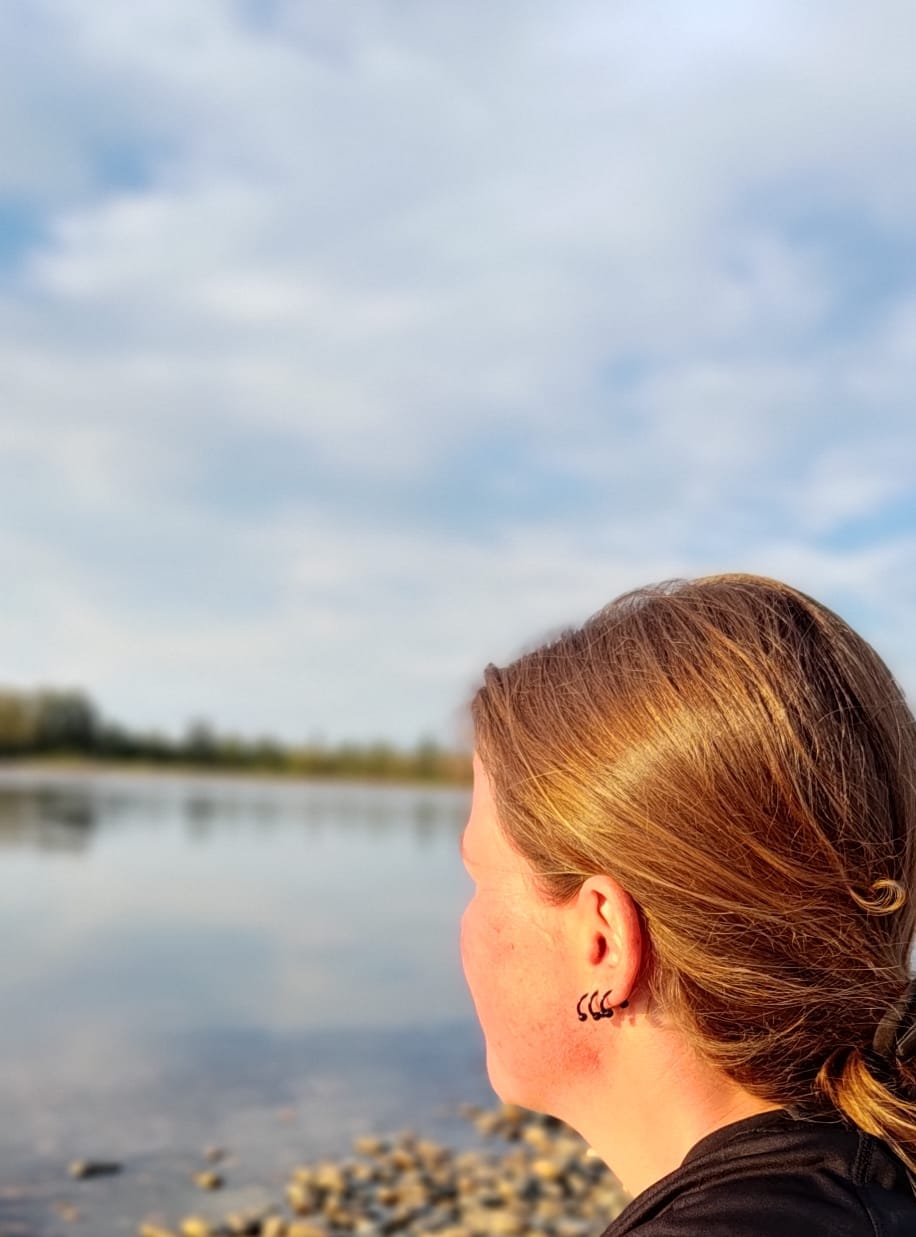 Barbara Hövelmann am Wasser in warmem Abendlicht